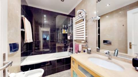 Apartamento T5 com garagem box na prestigiada Av. 5 de Outubro em Lisboa