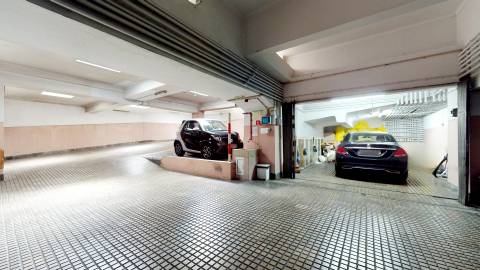 Apartamento T5 com garagem box na prestigiada Av. 5 de Outubro em Lisboa