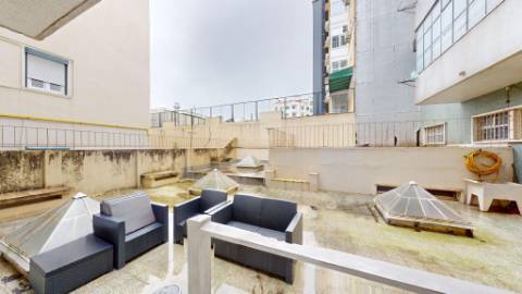 Apartamento T5 com garagem box na prestigiada Av. 5 de Outubro em Lisboa
