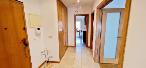 Apartamento T2 com terraço e garagem box à venda no Lumiar