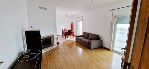 Apartamento T2 com terraço e garagem box à venda no Lumiar