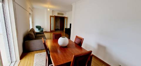 Apartamento T2 com terraço e garagem box à venda no Lumiar