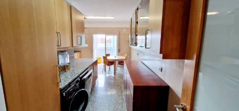 Apartamento T2 com terraço e garagem box à venda no Lumiar