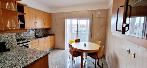 Apartamento T2 com terraço e garagem box à venda no Lumiar