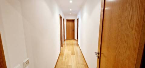 Apartamento T2 com terraço e garagem box à venda no Lumiar