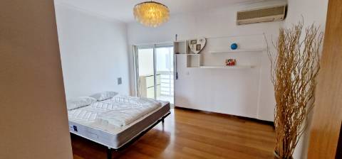 Apartamento T2 com terraço e garagem box à venda no Lumiar