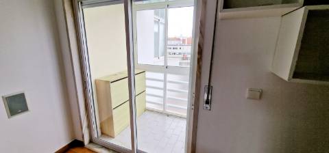 Apartamento T2 com terraço e garagem box à venda no Lumiar