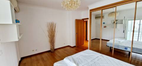 Apartamento T2 com terraço e garagem box à venda no Lumiar