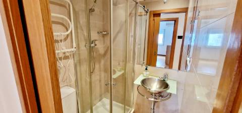 Apartamento T2 com terraço e garagem box à venda no Lumiar