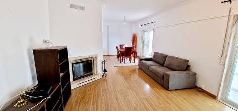 Apartamento T2 com terraço e garagem box à venda no Lumiar