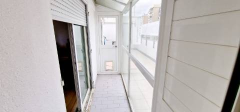 Apartamento T2 com terraço e garagem box à venda no Lumiar