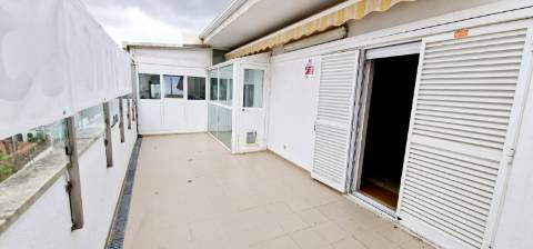 Apartamento T2 com terraço e garagem box à venda no Lumiar