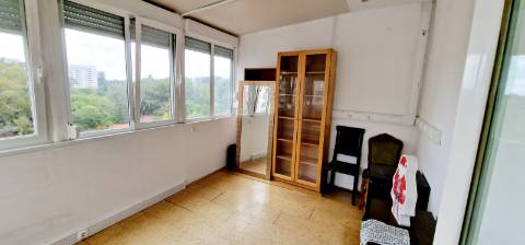 Apartamento T2 com terraço e garagem box à venda no Lumiar