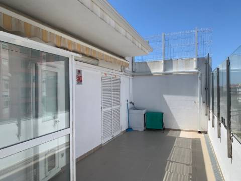 Apartamento T2 com terraço e garagem box à venda no Lumiar