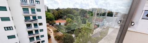 Apartamento T2 com terraço e garagem box à venda no Lumiar