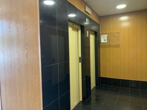 Apartamento T2 com terraço e garagem box à venda no Lumiar