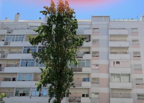 Apartamento T2 com terraço e garagem box à venda no Lumiar