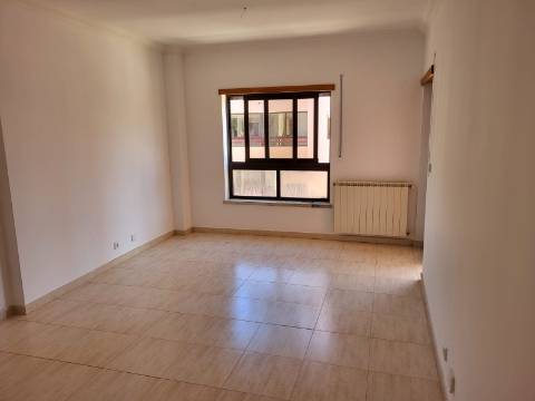 Arrendamento apartamento T2 na Guia, Cascais