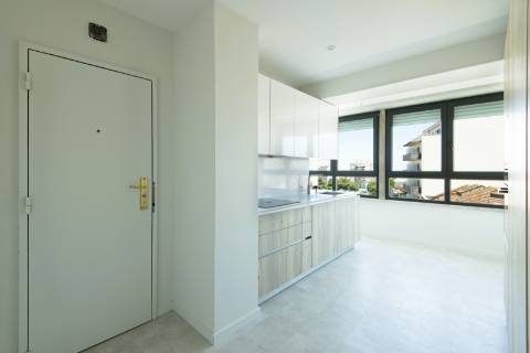 Descubra o Charme de Lisboa: T3 Sofisticado na Prestigiada Alameda Dom Afonso Henriques