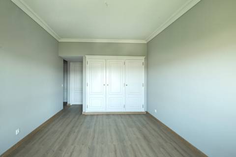 Descubra o Charme de Lisboa: T3 Sofisticado na Prestigiada Alameda Dom Afonso Henriques