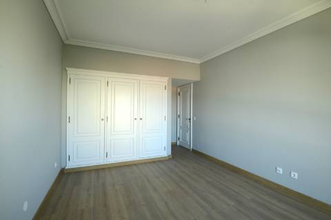 Descubra o Charme de Lisboa: T3 Sofisticado na Prestigiada Alameda Dom Afonso Henriques