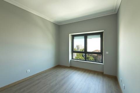 Descubra o Charme de Lisboa: T3 Sofisticado na Prestigiada Alameda Dom Afonso Henriques