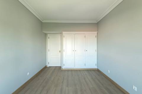 Descubra o Charme de Lisboa: T3 Sofisticado na Prestigiada Alameda Dom Afonso Henriques