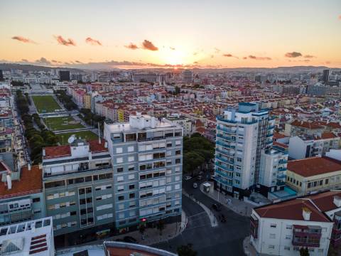 Descubra o Charme de Lisboa: T3 Sofisticado na Prestigiada Alameda Dom Afonso Henriques