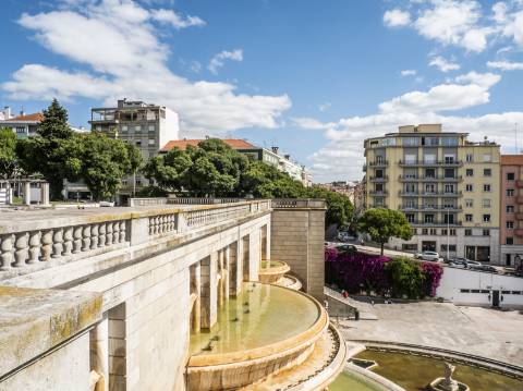 Descubra o Charme de Lisboa: T3 Sofisticado na Prestigiada Alameda Dom Afonso Henriques
