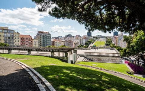 Descubra o Charme de Lisboa: T3 Sofisticado na Prestigiada Alameda Dom Afonso Henriques