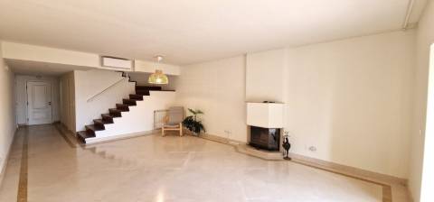 Moradia geminada com piscina inserida em Condominio de luxo- Cascais