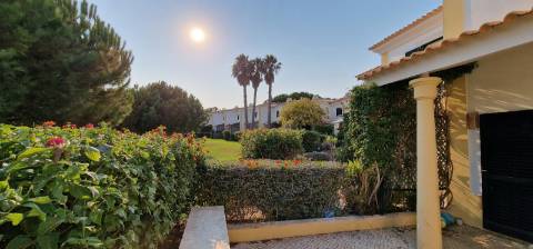 Moradia geminada com piscina inserida em Condominio de luxo- Cascais