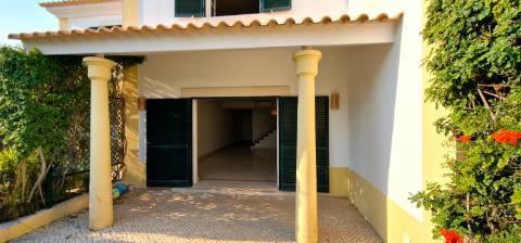 Moradia geminada com piscina inserida em Condominio de luxo- Cascais