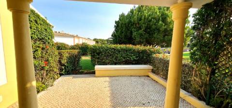 Moradia geminada com piscina inserida em Condominio de luxo- Cascais