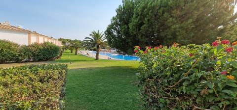 Moradia geminada com piscina inserida em Condominio de luxo- Cascais