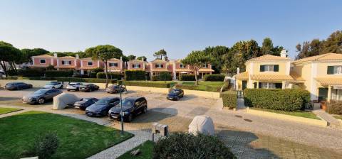 Moradia geminada com piscina inserida em Condominio de luxo- Cascais