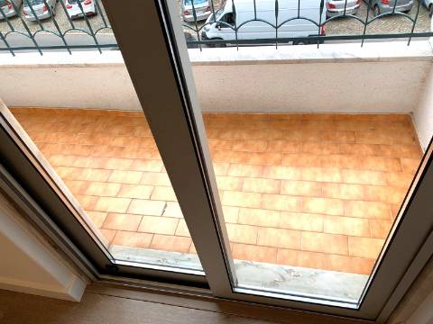 Apartamento T2 Renovado em Cascais - Arrendamento Imediato, Pronto a Entrar!