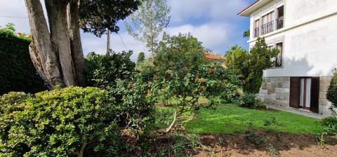 Moradia T7 Independente em Cascais com Jardim e Garagem