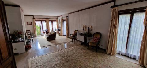 Moradia T7 Independente em Cascais com Jardim e Garagem