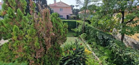 Moradia T7 Independente em Cascais com Jardim e Garagem