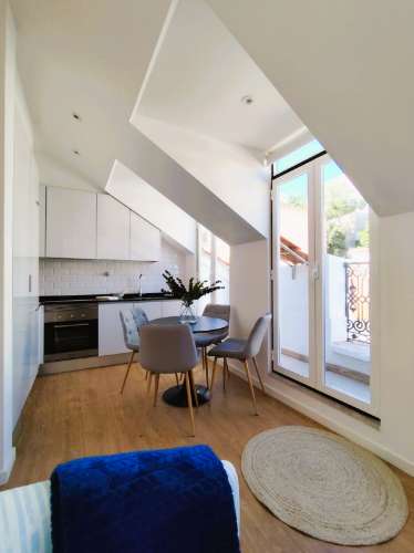 T2 Renovado com Varanda e Vista de Rio