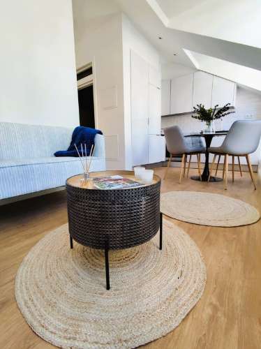 T2 Renovado com Varanda e Vista de Rio