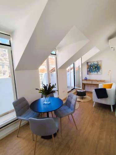 T2 Renovado com Varanda e Vista de Rio