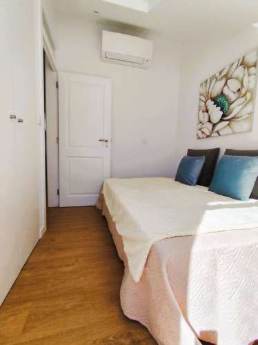 T2 Renovado com Varanda e Vista de Rio