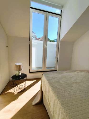 T2 Renovado com Varanda e Vista de Rio