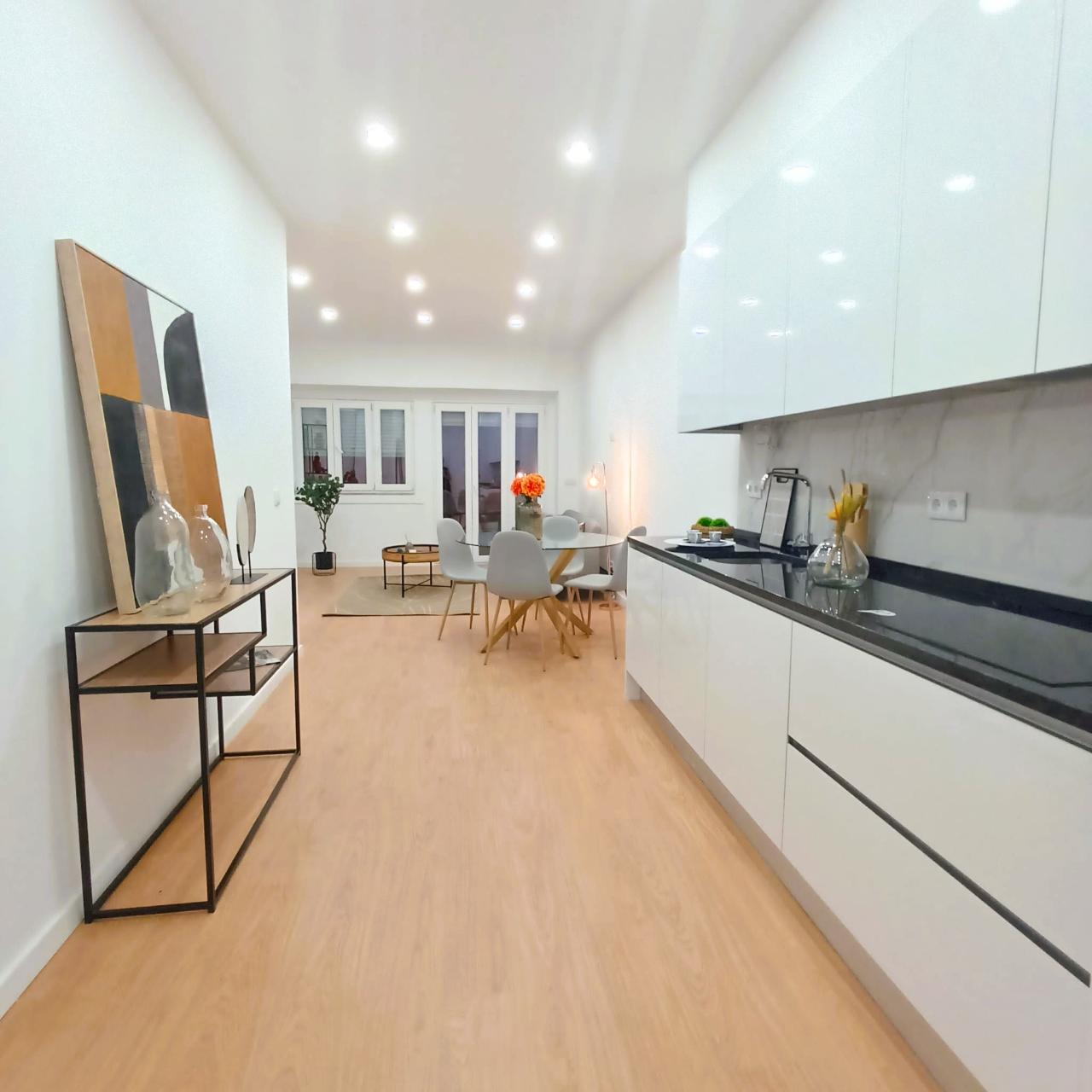 T3 com Suíte e Varanda com Vista de Rio - Santa Apolónia, Bairro Familiar e Central