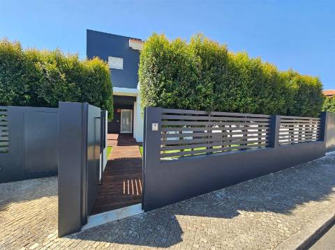 Moradia Contemporânea T5 + 1 em Birre, Cascais