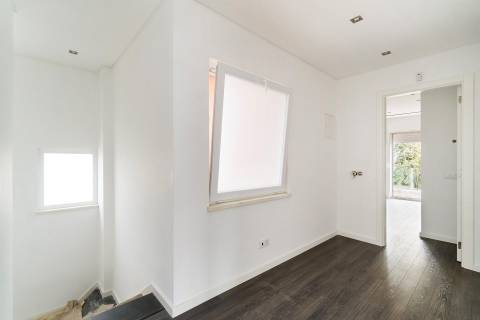 Moradia Contemporânea T5 + 1 em Birre, Cascais