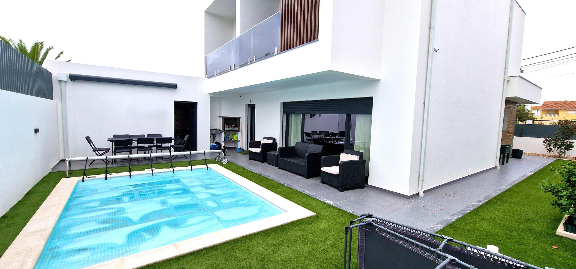 Moradia T4 com piscina em Fernão Ferro - moderna, luminosa e eficiente (A+)