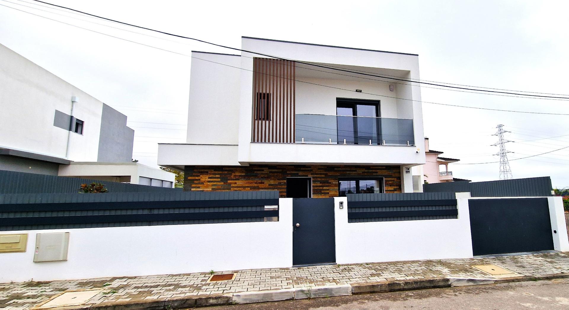 Moradia T4 com piscina em Fernão Ferro - moderna, luminosa e eficiente (A+)